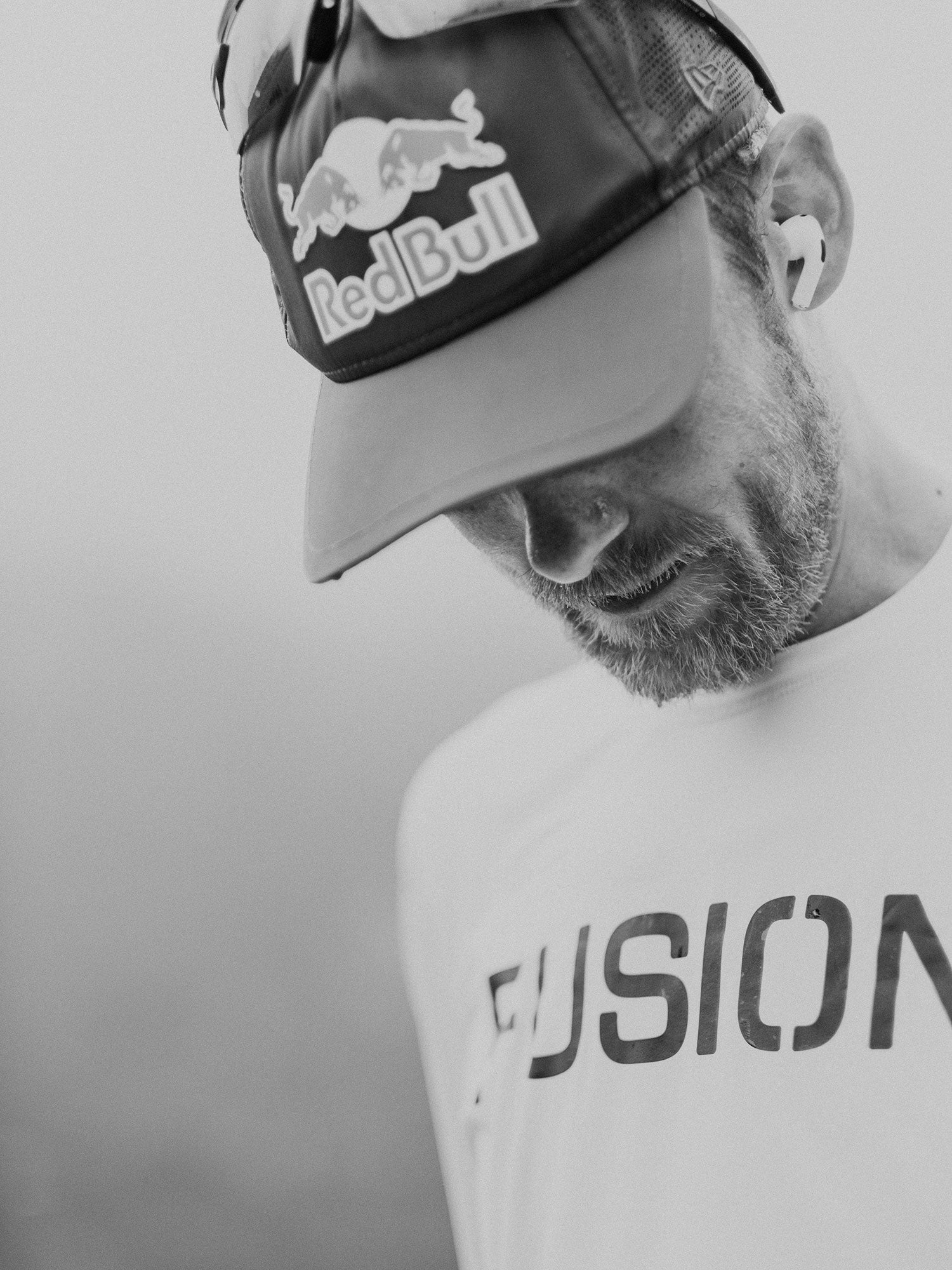 Running t-shirt with Red Bull hat